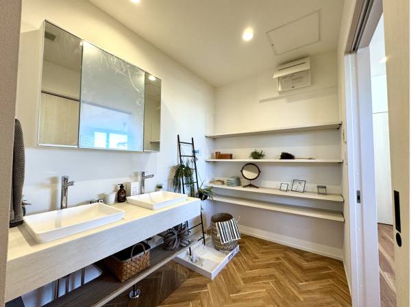 収納たっぷりのサニタリースペース