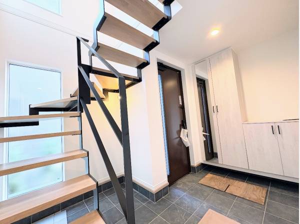 広々とした玄関スペース、鉄骨階段が映えます