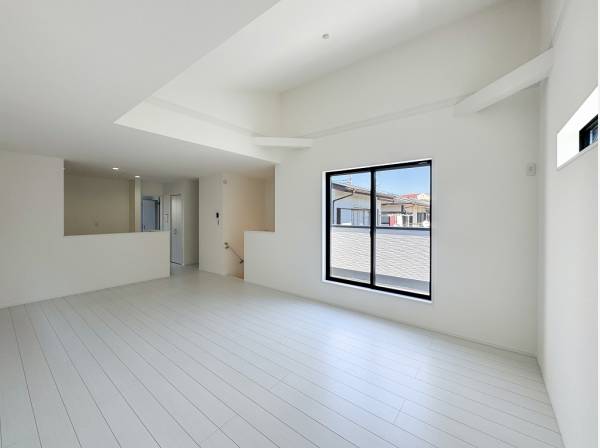 光が反射しより明るさが引き立つ白の空間