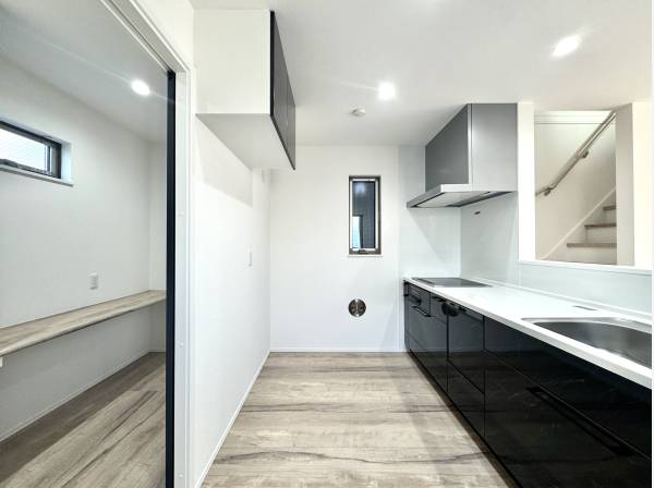 キッチン裏手にはパントリーを完備