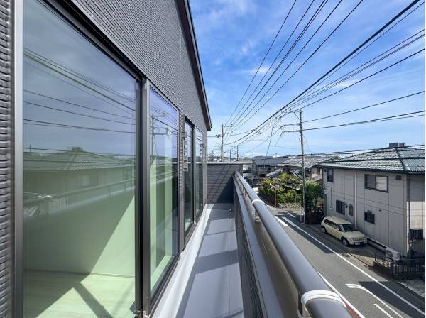 2つのお部屋から出入りが出来るワイドバルコニー