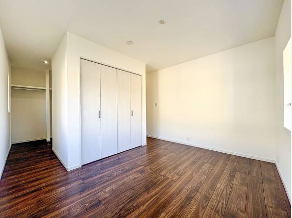 ウォークスルークローゼットを備えた洋室