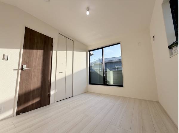 2階各洋室に収納完備、片つけにも便利です。