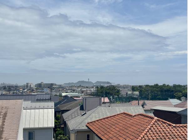 ルーフバルコニーからは江ノ島を望みます！