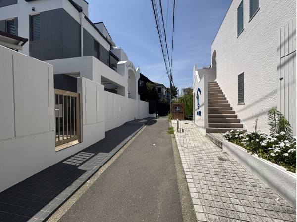 現地の先は行き止まりにつき、静けさも感じることができます