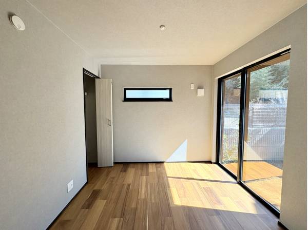 落ち着きのある一階洋室