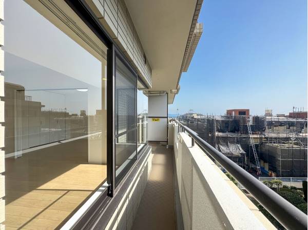 2空間を繋ぐ南西向きのワイドバルコンニー