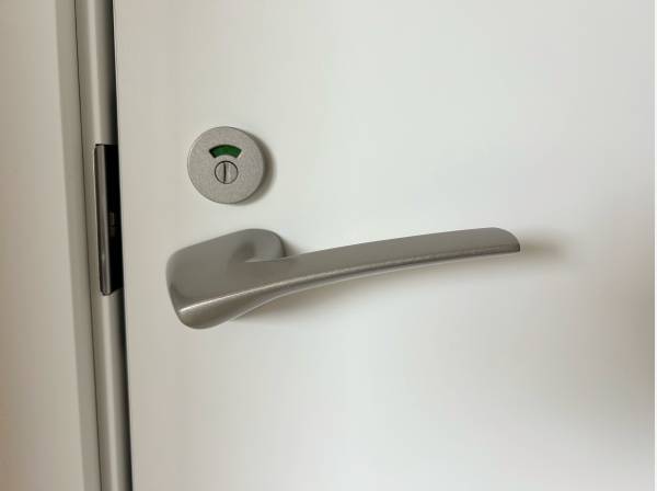 ドアノブが少し上がっていることで手をかけやすいです！

