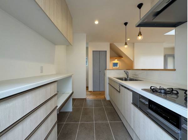 キッチンスペースは充実の収納！タイル調のクロスも素敵！