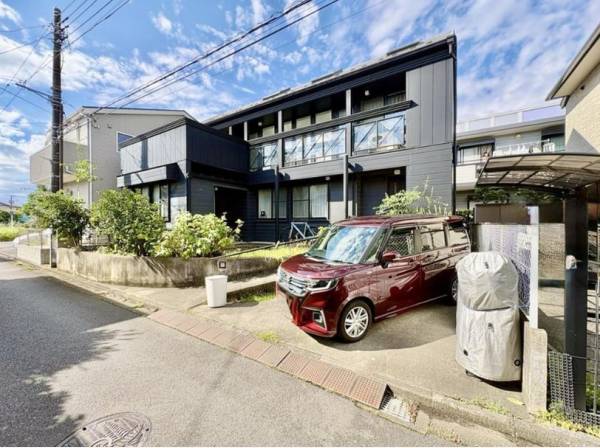 カースペース完備！シックでスタイリッシュな外観