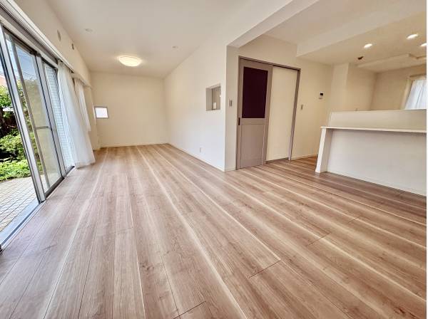 LDKの隣には庭が有り、すぐにでることができますよ。