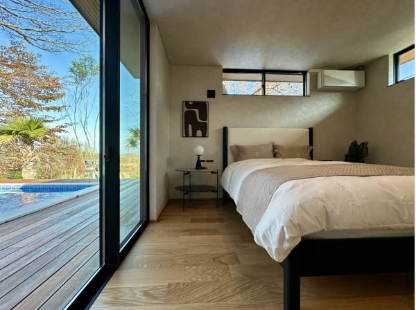 主寝室は陽当たりが良く、朝から暖かい光が差し込みます