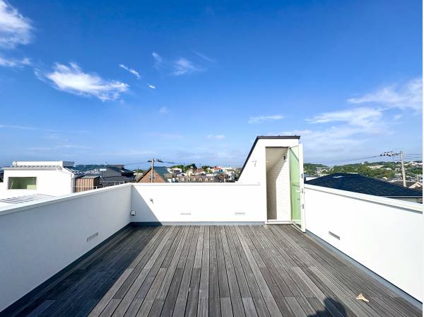 ルーフバルコニーからは海・富士山・江ノ島を望みます