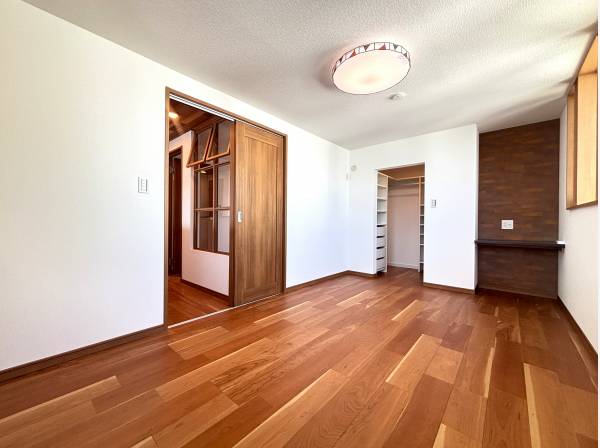 洋室は2階に3部屋ございます