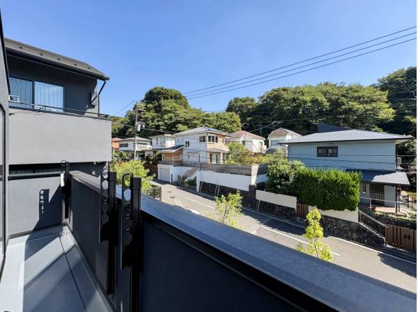 バルコニーからは気持ちの良いグリーンビューを愉しめます