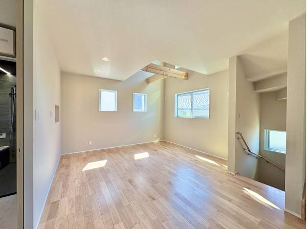 沢山の窓が空間の広がりに貢献しています