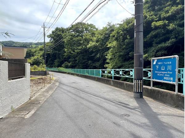 現地目の前は下山川が流れます。