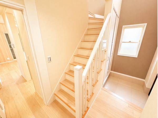 帰宅と同時に広がる開放感、光に包まれる玄関空間。