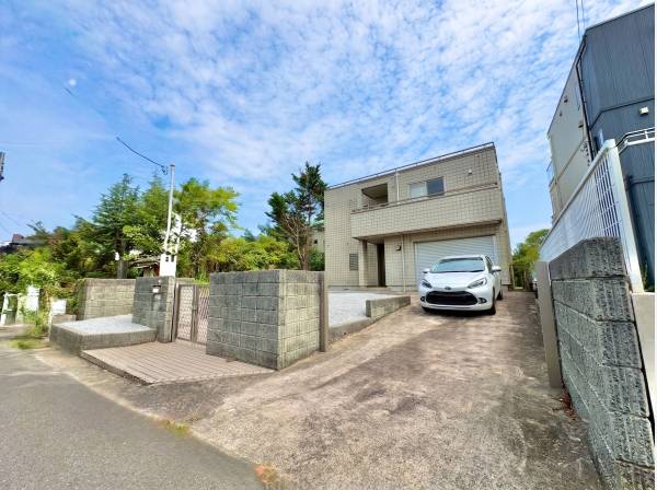 外観は飾リ過ぎないシンプルなデザイン、飽きのこないモダンな外観です