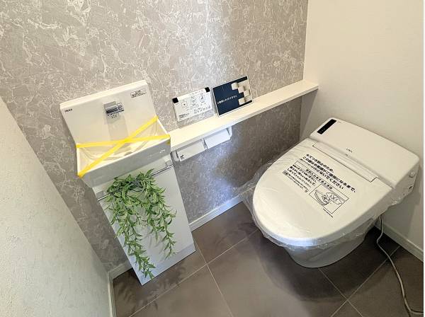 手洗いカウンターを備えたタンクレストイレ