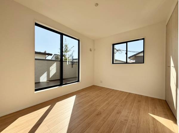 二面採光で陽当たり良好な洋室