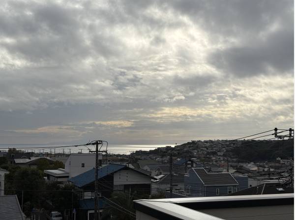 屋上から海が見えます