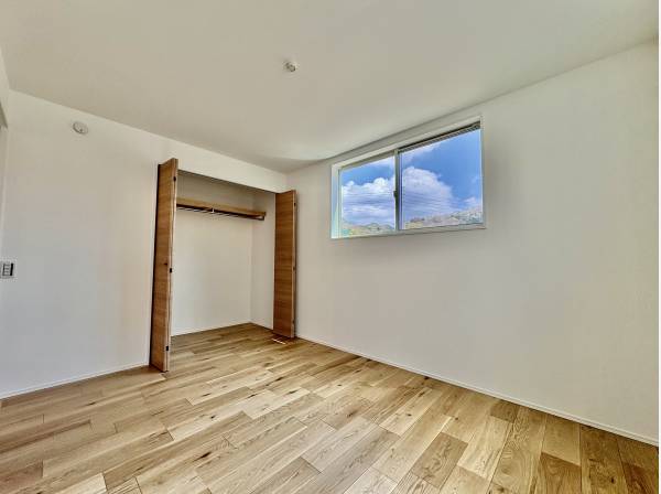 床材には無垢材の突板を使っておりますよ！