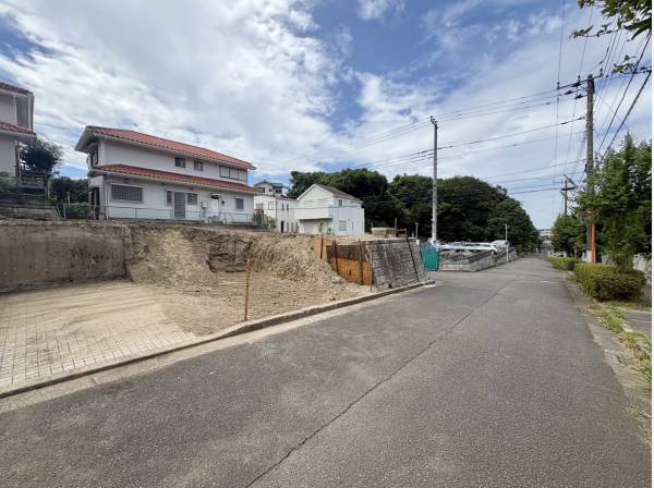 前面道路もゆとりがある開放的な現地です。