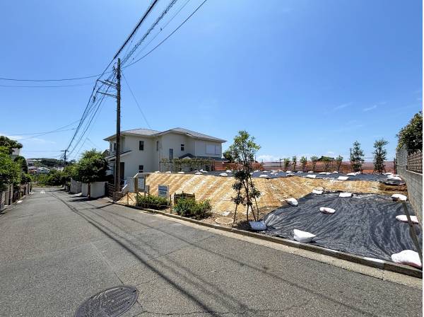 前面道路が広くお車の出し入れもスムーズです