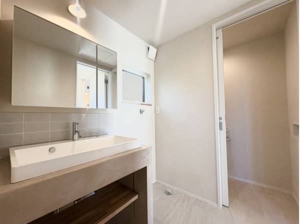 造作の洗面化粧台