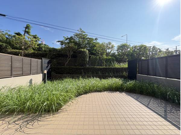 広々としたテラスとお庭で外時間を楽しめます