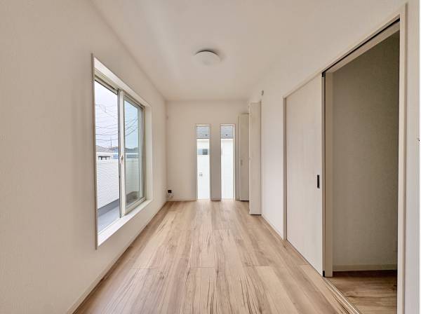 寝室の窓を開ければ、室内と屋外が緩やかに繋がります。