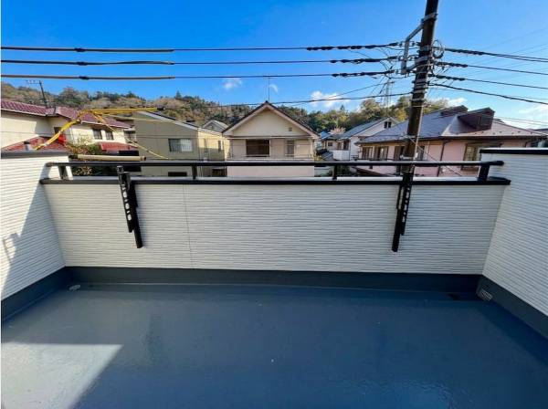 大型のバルコニーがあります。