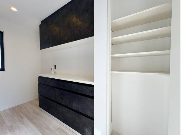 背面にはカップボード付き！