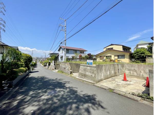 前面道路は6ｍ越えカースペースも備わります