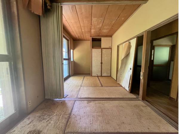 一応、室内もご覧いただけます。かなり傷んでおりますが・・。