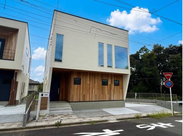 白と木目のコントラストが美しい外観！デザインと機能を兼ね備えた邸宅