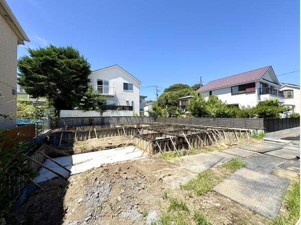 青空が映える、開放感のある現地。