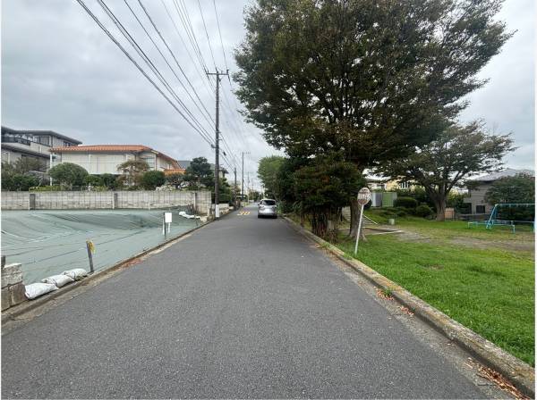 真向かいが公園です