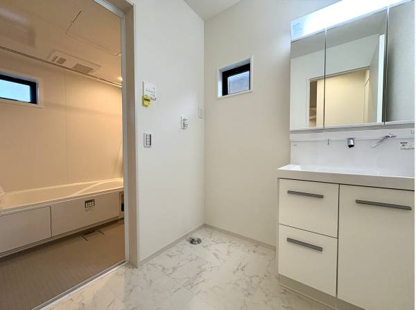 毎日の身支度が気持ちよく整う明るいサニタリールーム