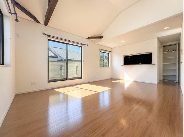 天井が高いLDKは伸びやかな開放感に包まれ心地良さそう