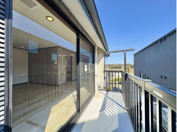 陽光が差込むバルコニー、洗濯物も気持ちよさそうにそよぎます