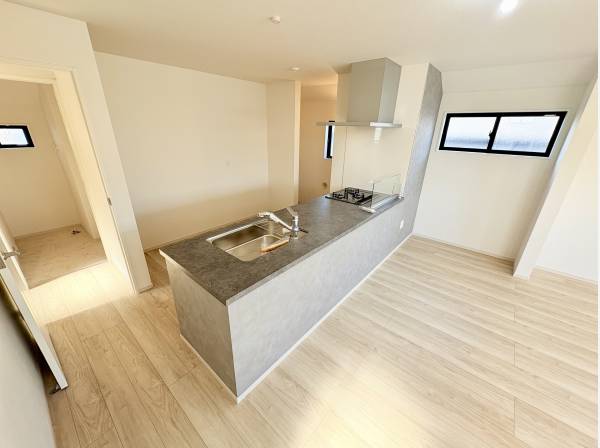 高級感のあるグレーのワークトップ。お料理が楽しくなる広々キッチン