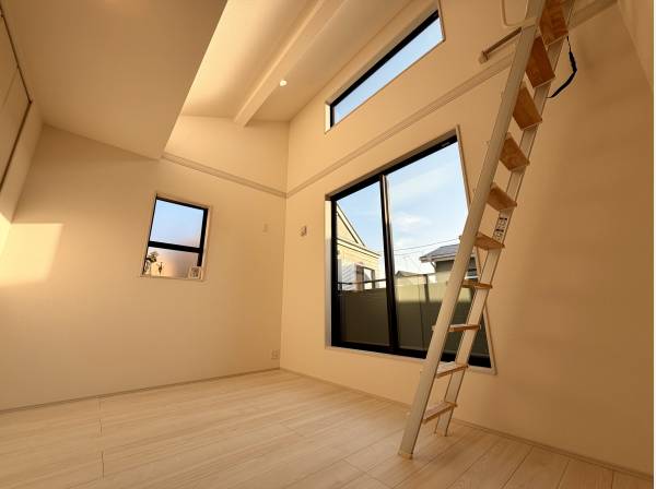 南向きで光が差し込み開放感があるロフト部屋