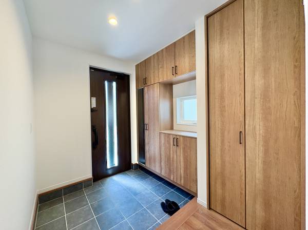 落ち着いた雰囲気のある玄関は、ご家族の帰りを暖かく迎えます