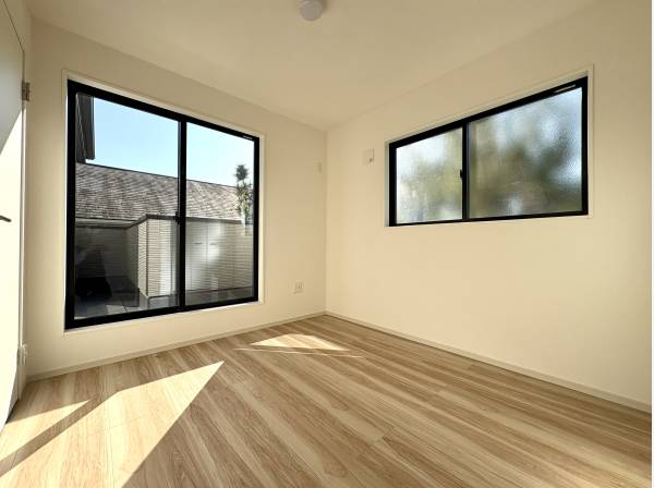 大きな窓が開放感を広げるやさしい空間