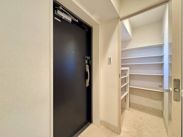 シューズインクローゼット付きの玄関スペース（リノベーション前）