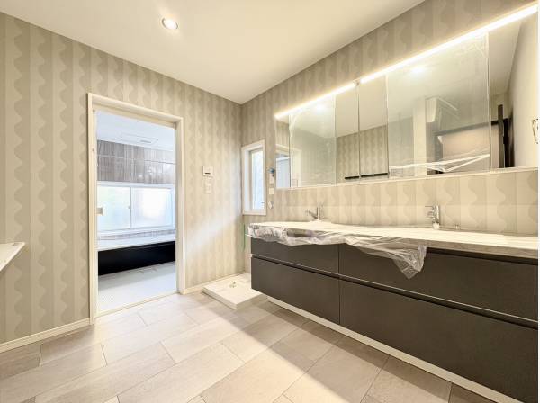 パウダールームはツーボウルでゆとりある空間