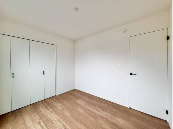 各居室には収納力のあるクローゼットを完備しております