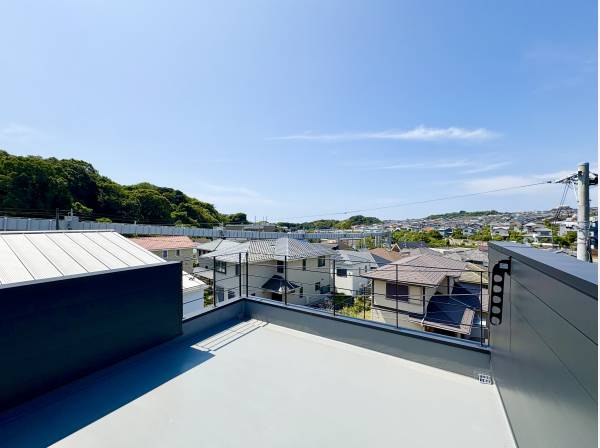 ルーフバルコニーからは鎌倉の街並みや緑を眺望できます